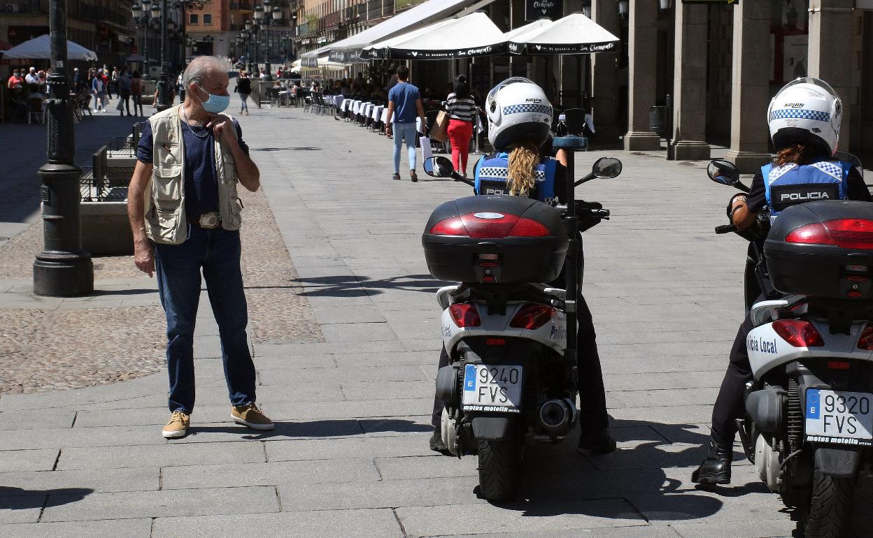 Una patrulla de la Policía Local dialoga con una persona en la Avenida del Acueducto.