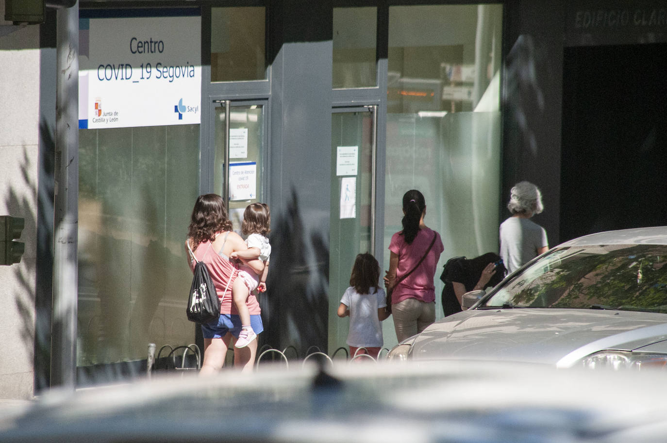 Varias personas esperan para acceder al centro covid de Segovia.