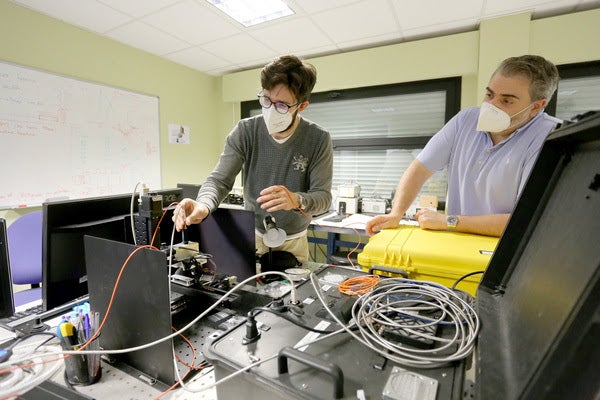 José Antonio Manrique (D) y Guillermo López (I), miembros de la Unidad Asociada UVa-CSIC al Centro de Astrobiología ubicada en el Edificio Inditi del Paque Tecnológico de Boecillo (Valladolid) que participa en la misión Mars 2020 de la NASA. 