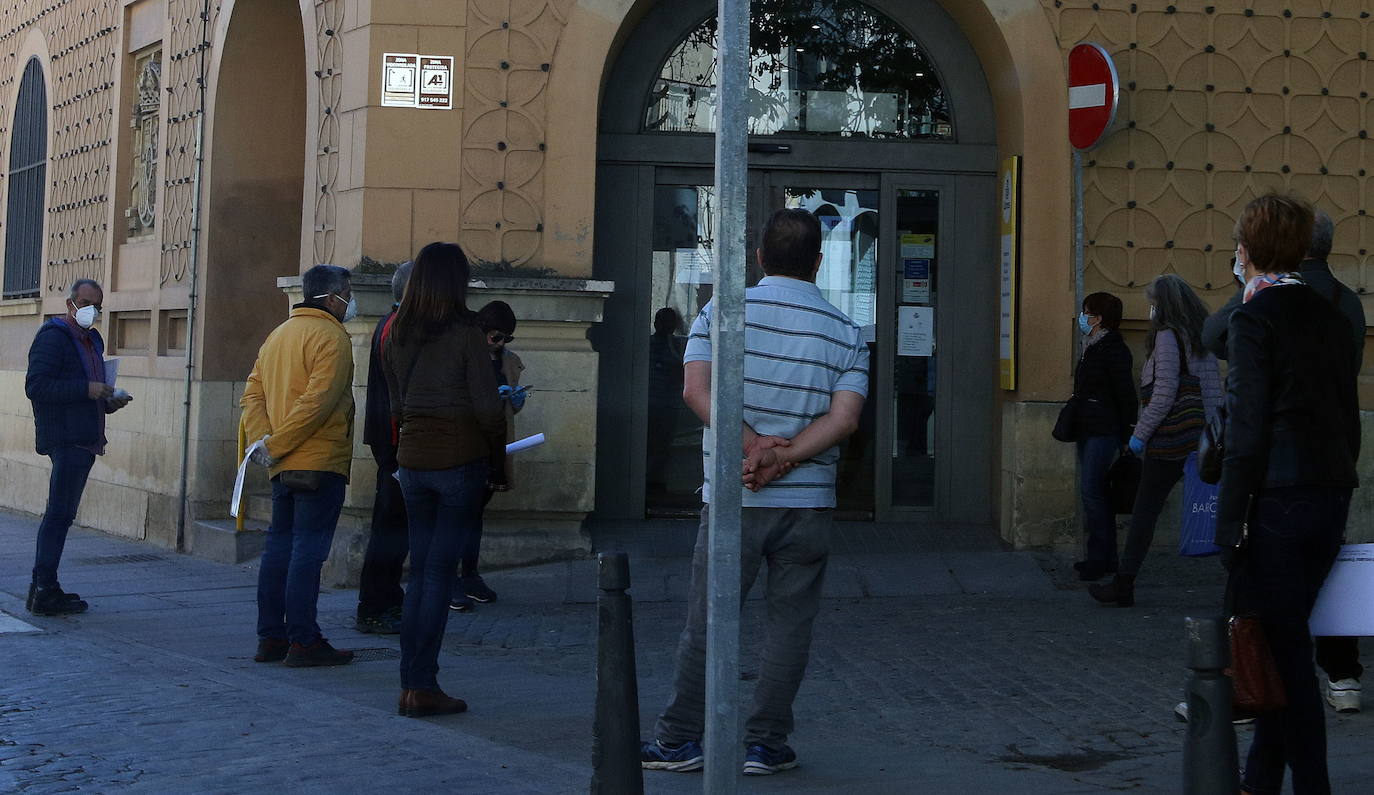 Colas para acceder a la oficina de Correos en Segovia.
