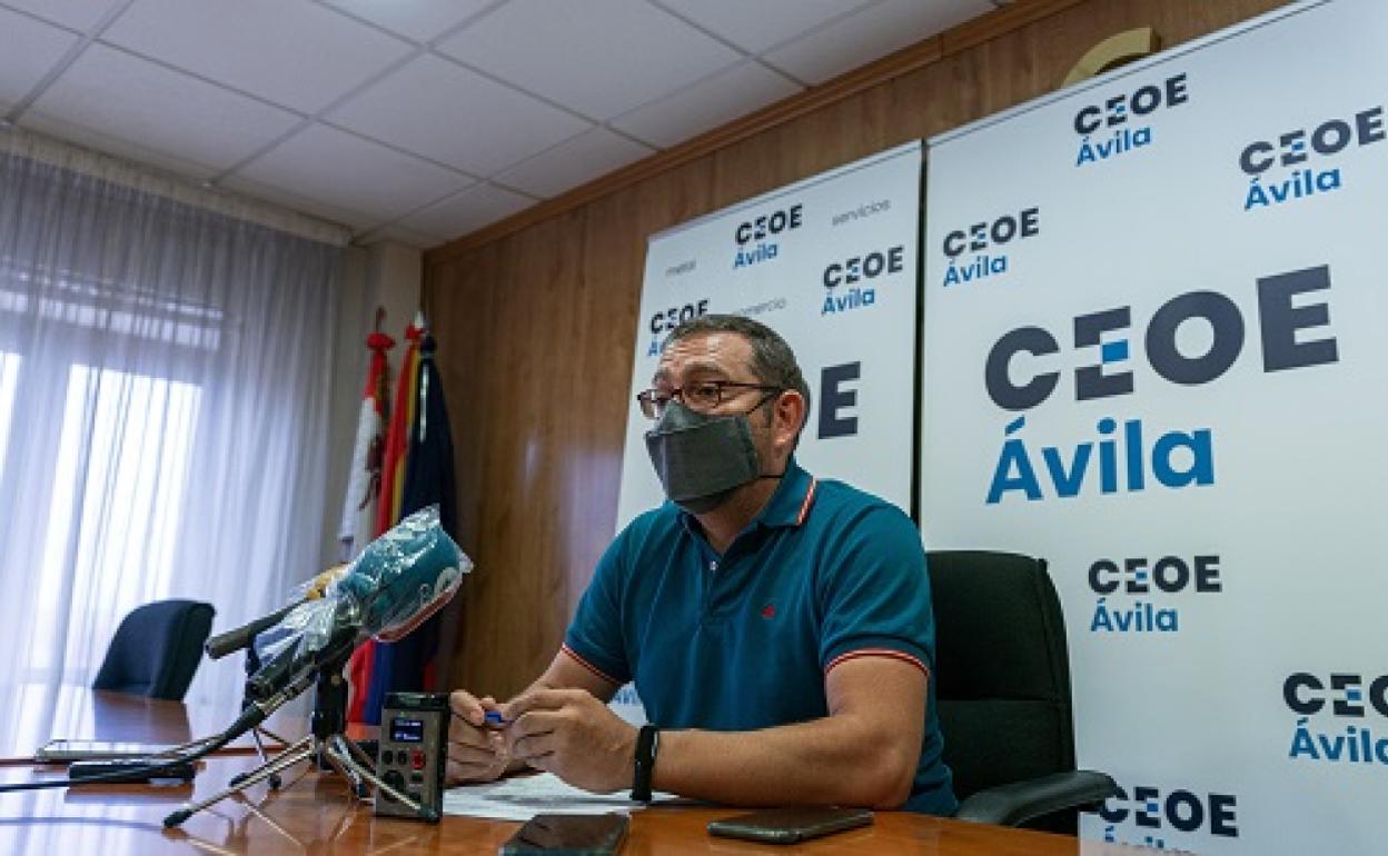 El presidente de la Federación Abulense de Hostelería, Fernando Alfayate, dependiente de CEOE Ávila, realiza un llamamiento a la «responsabilidad» de la sociedad, ante el aumento de contagios entre los jóvenes, hoy en Ávila. 