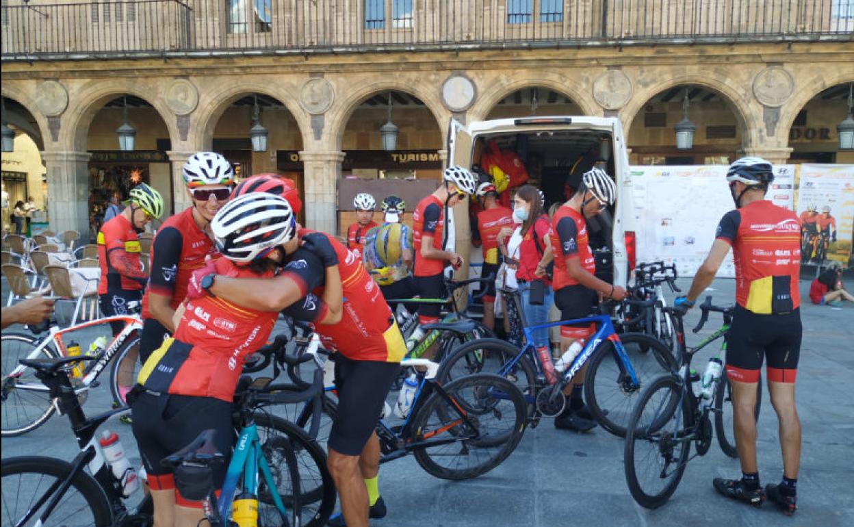 Los ciclistas del Movimiento Ultreya llegaron este lunes a la Plaza Mayor de Salamanca 