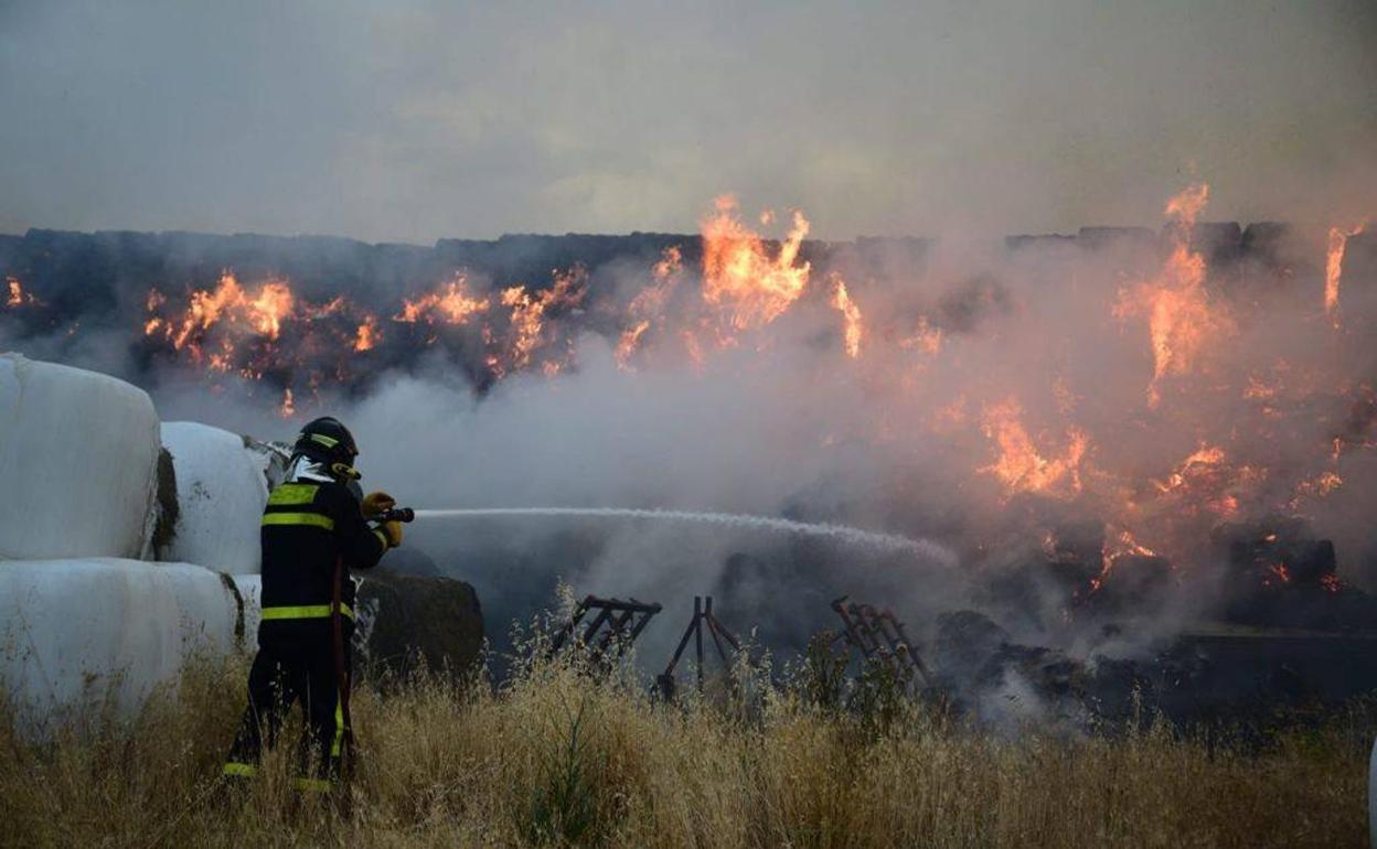 Un incendio de pacas en Palacios de Campos el pasado mes de junio.