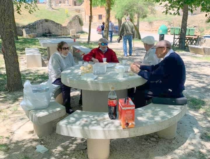 La Asociación Cultural de Amas de Casa 'Virgen de Revilla' repartió el tradicional chcolocate 