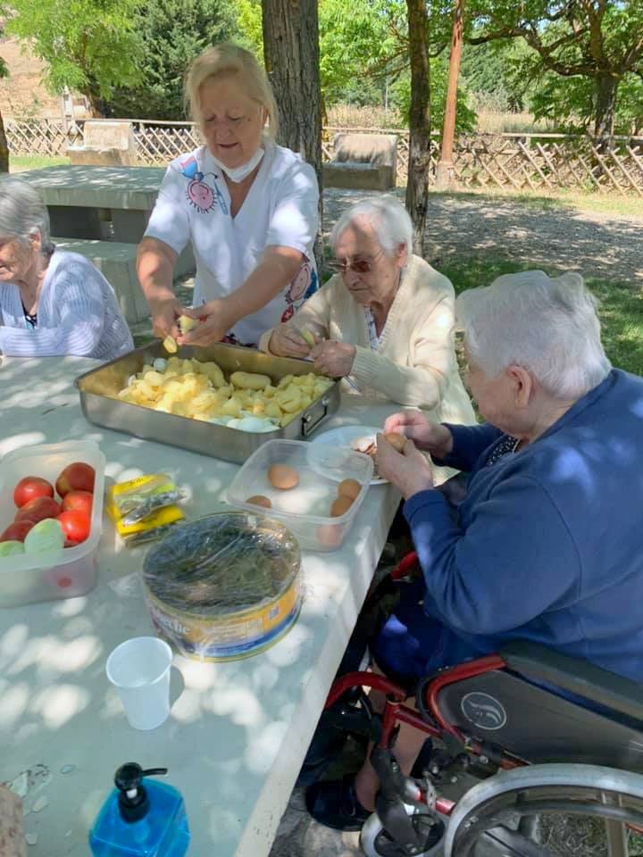 La Asociación Cultural de Amas de Casa 'Virgen de Revilla' repartió el tradicional chcolocate 