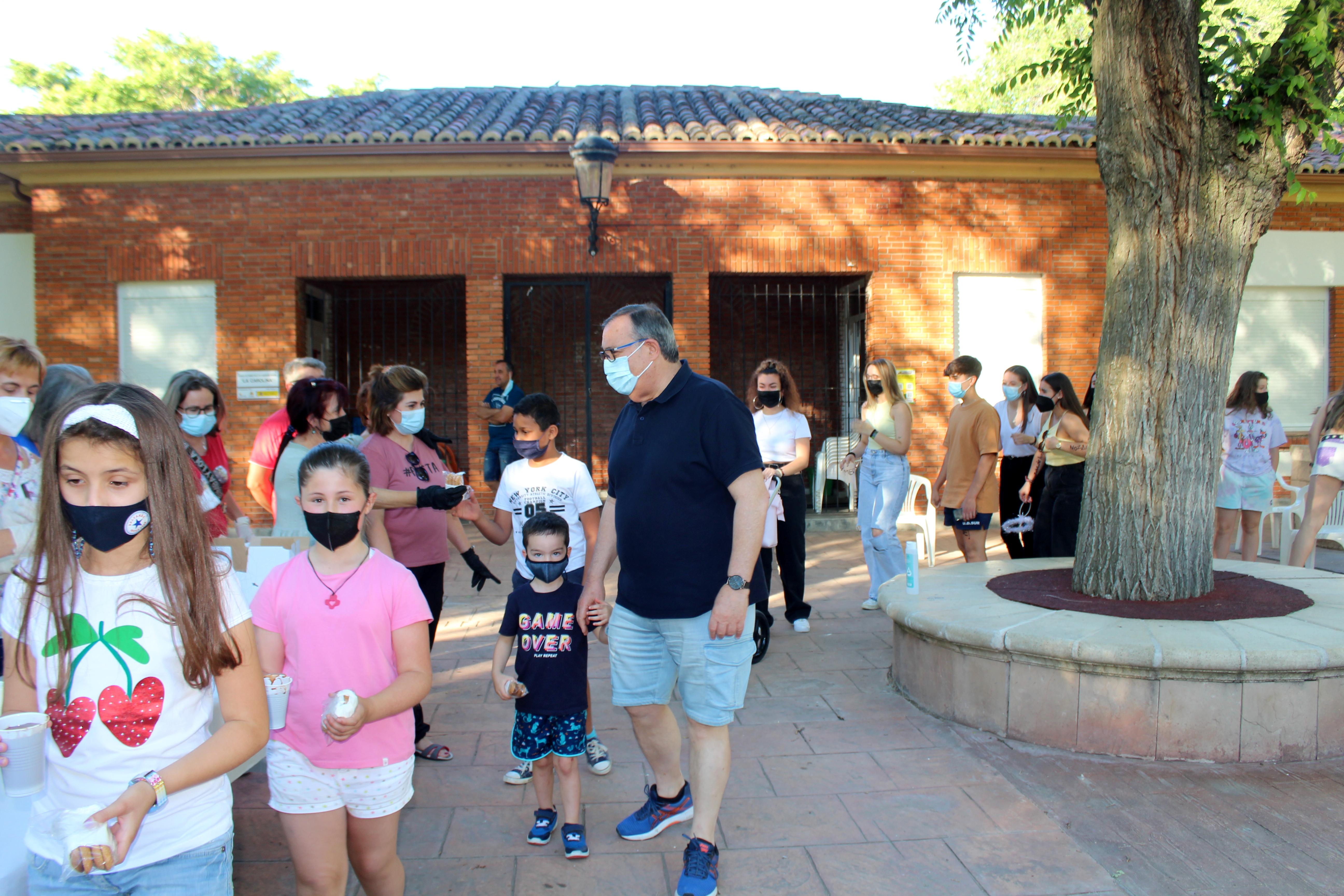 La Asociación Cultural de Amas de Casa 'Virgen de Revilla' repartió el tradicional chcolocate 