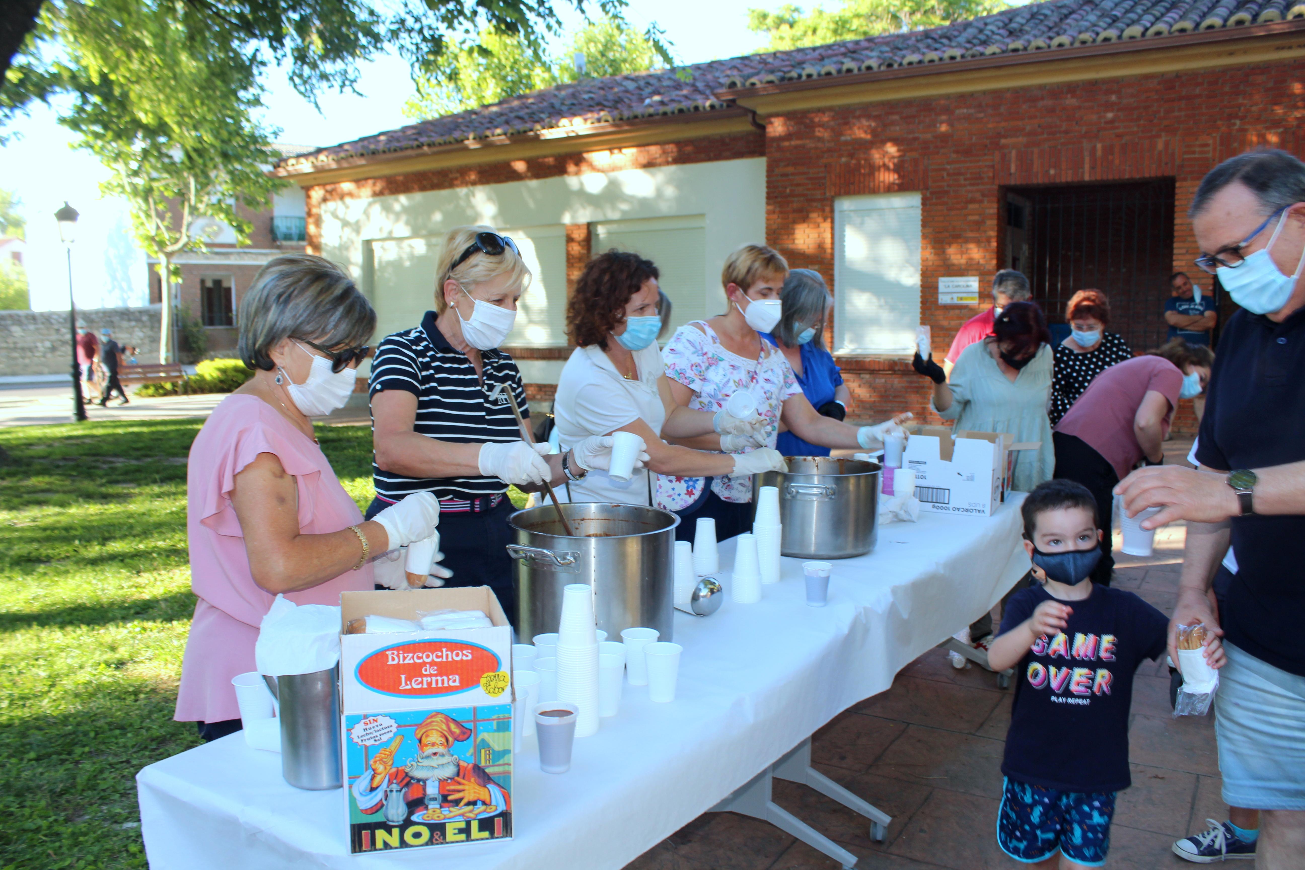 La Asociación Cultural de Amas de Casa 'Virgen de Revilla' repartió el tradicional chcolocate 