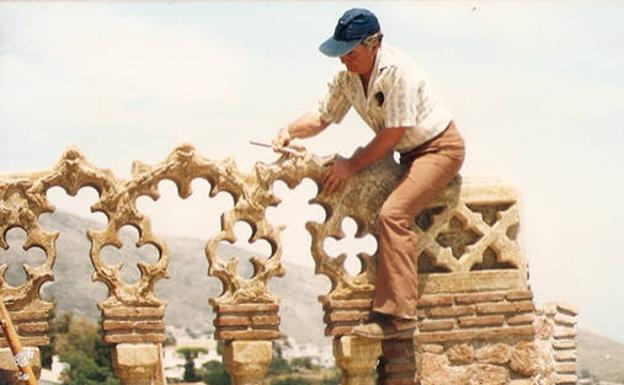 Imagen principal - Arriba, Esteban construye el castillo. Debajo, su hijo Carlos y un rincón del monumento. 