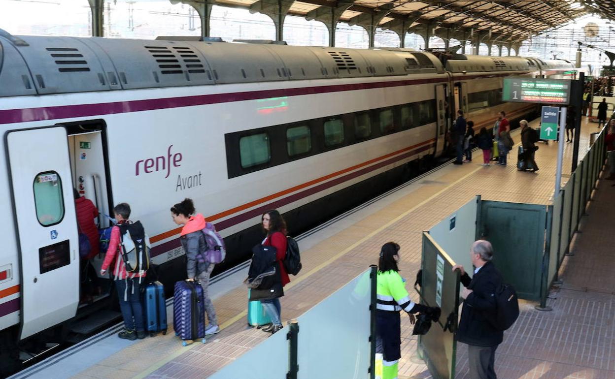 Usuarios del AVE Valladolid-Madrid en la estación vallisoletana. 