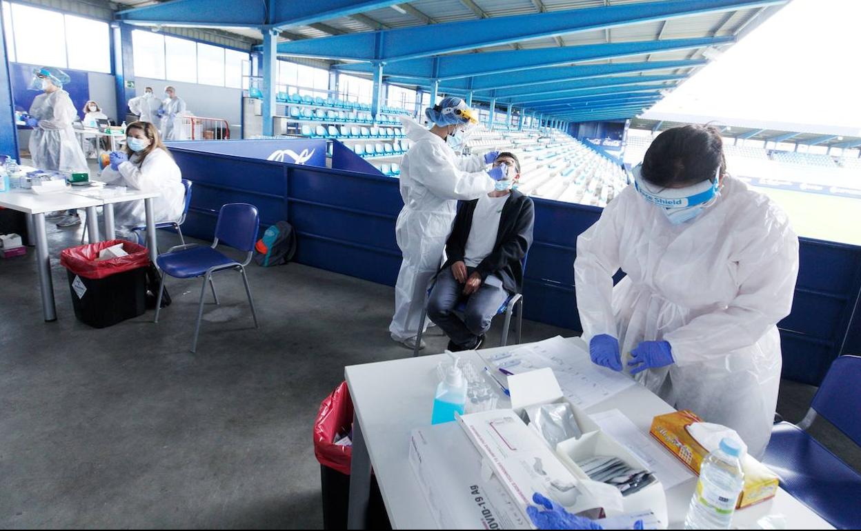 Cribado masivo con test de antígenos para jóvenes de 14 a 29 años de Ponferrada en el estadio 'El Toralín'. 