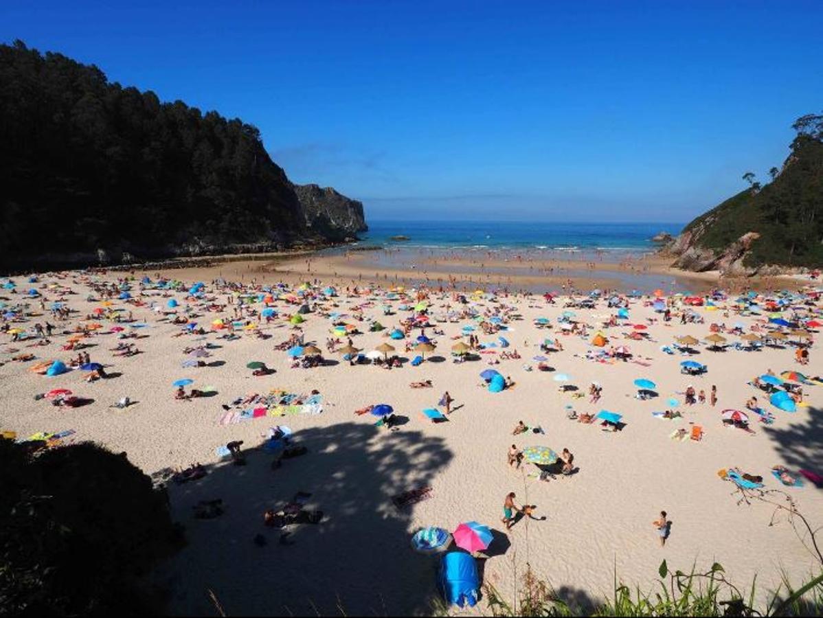 Menos de tres horas de trayecto en coche hasta esta playa situada en Ribadedeva, en Asturias. Una de las más cercanas del Principado.