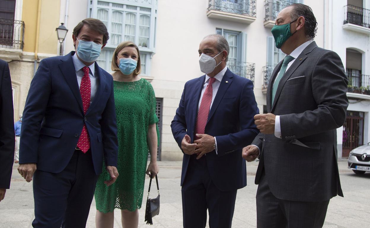 El presidente de la Junta, Alfonso Fernández Mañueco; junto a la consejera Isabel Blanco, el director general de Caja Rural de Zamora, Cipriano García, y el presidente de la entidad financiera, Nicanor Santos. 