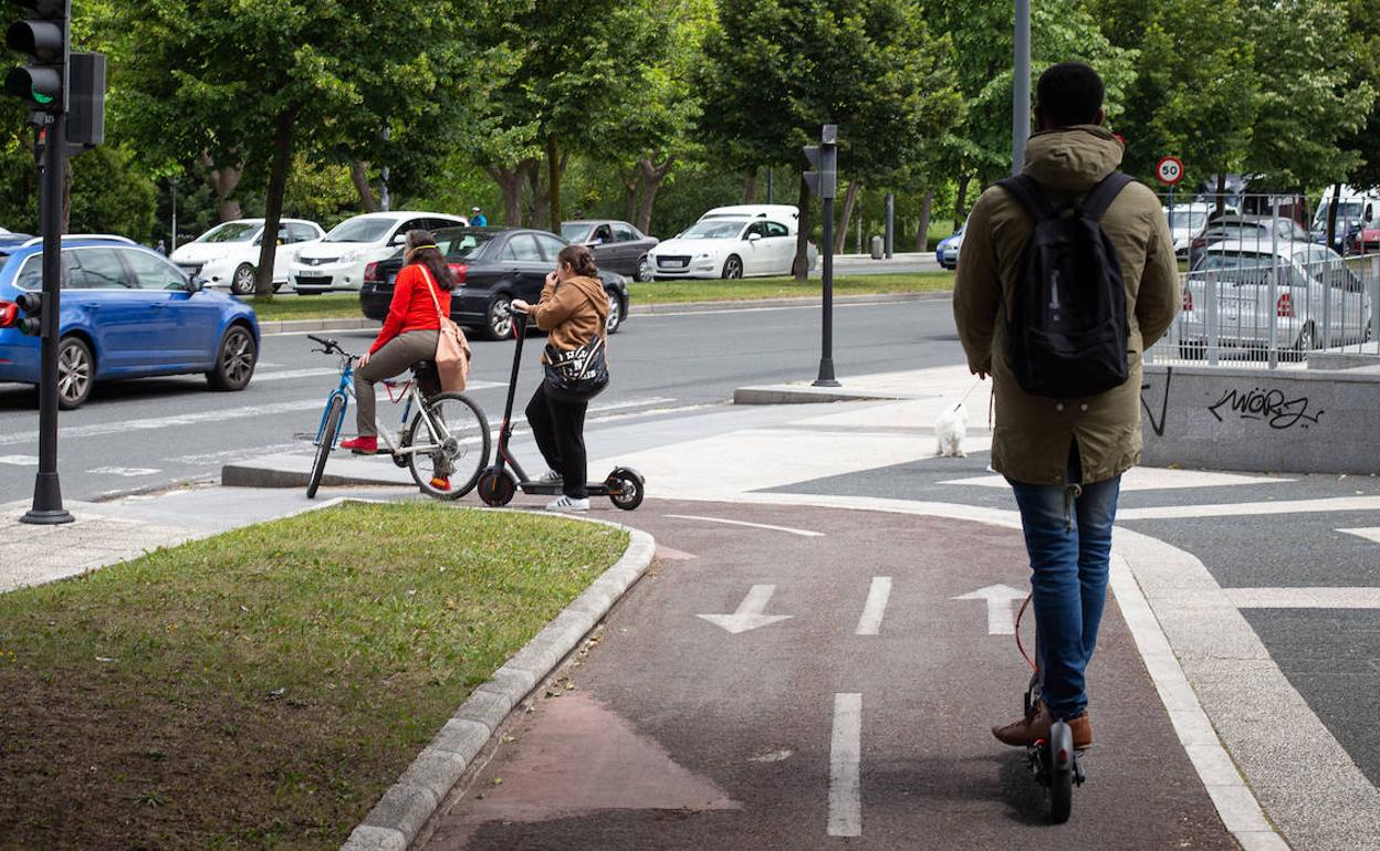 Dos jóvenes heridos en un choque entre dos patinetes eléctricos en Valladolid