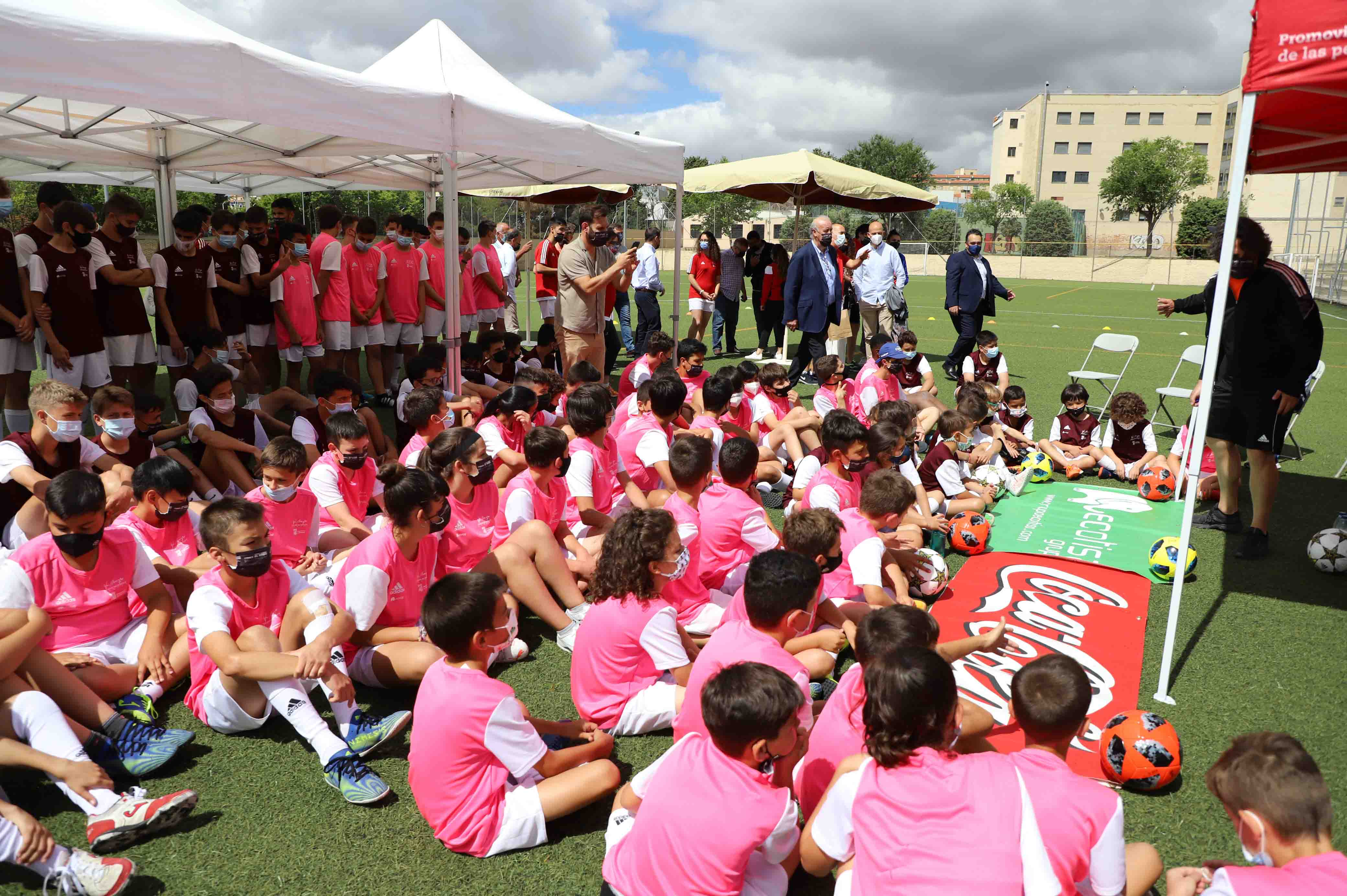 Vicente del Bosque visita su campus de verano