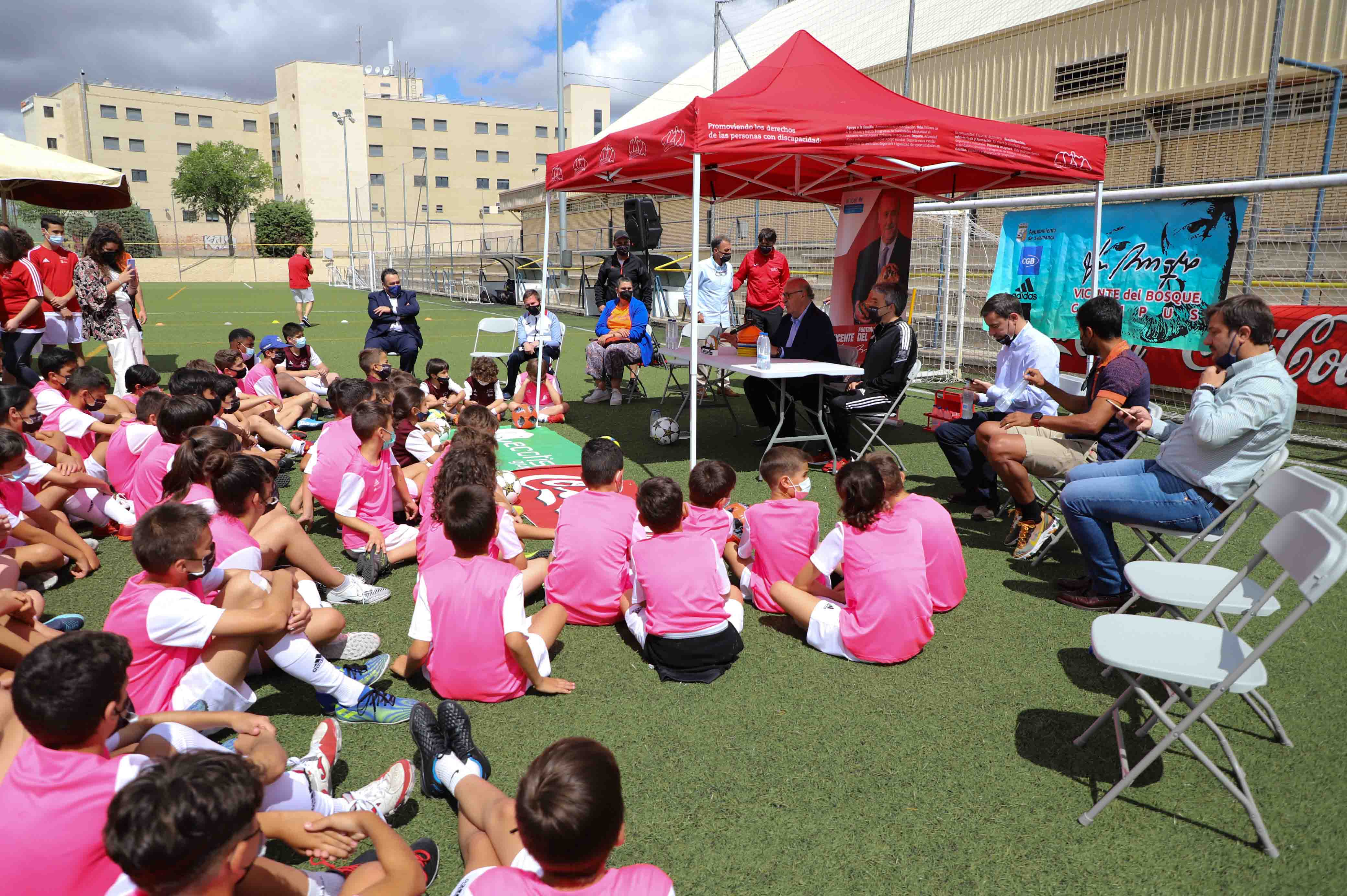 Vicente del Bosque visita su campus de verano