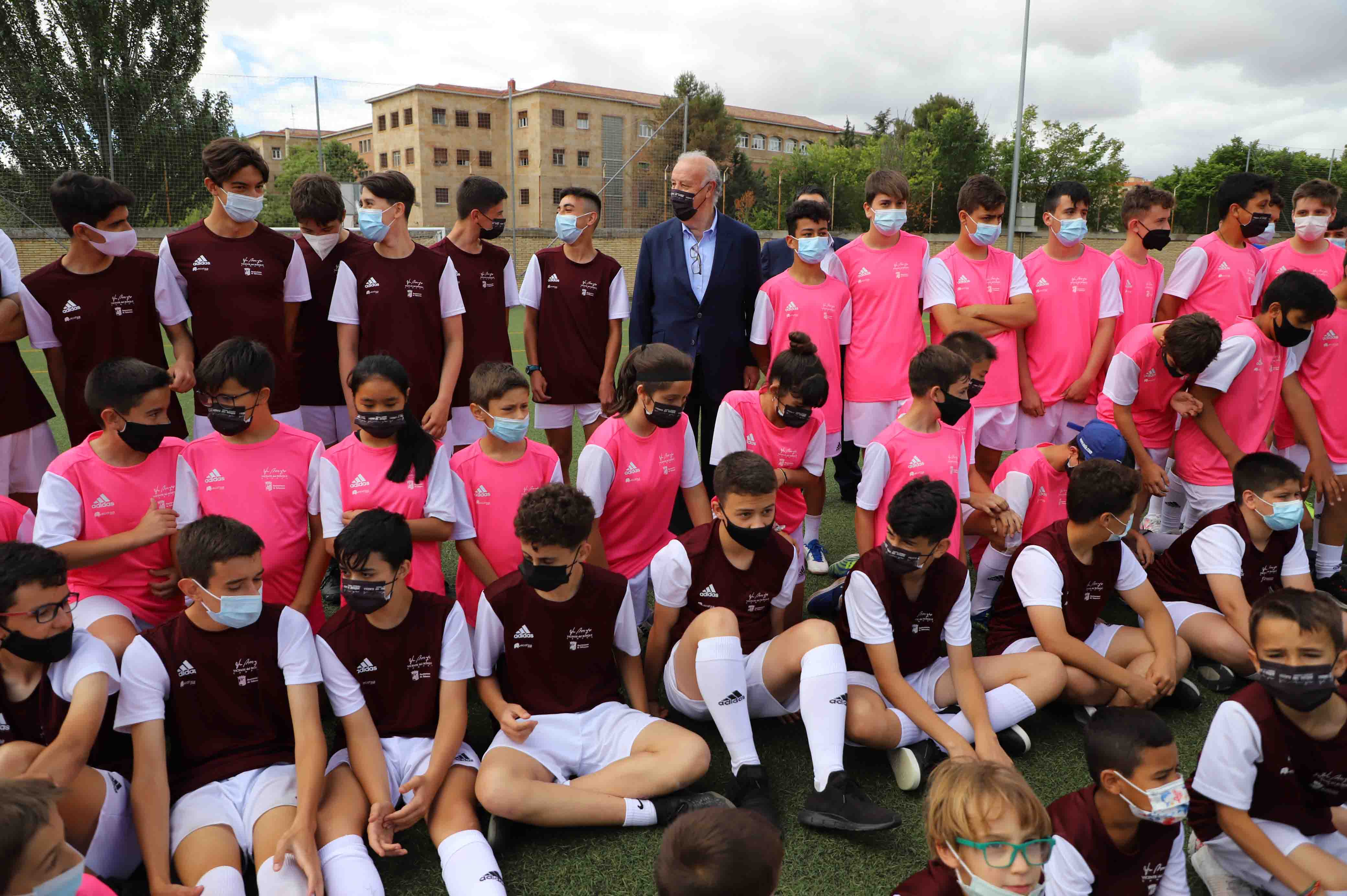 Vicente del Bosque visita su campus de verano