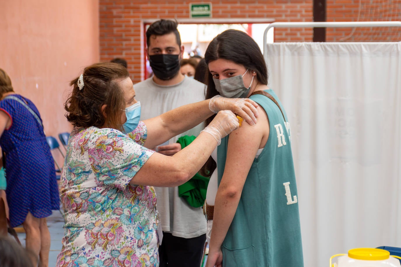 Fotos: Los futuros Erasmus de la UVA se vacunan en Palencia