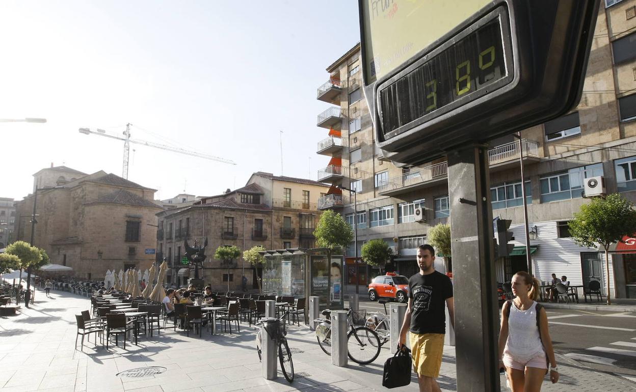 Termómetro a 38 grados en Salamanca capital, en una imagen de archivo.