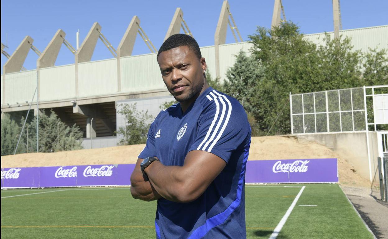 Julio Baptista posa en los Anexos del estadio. 