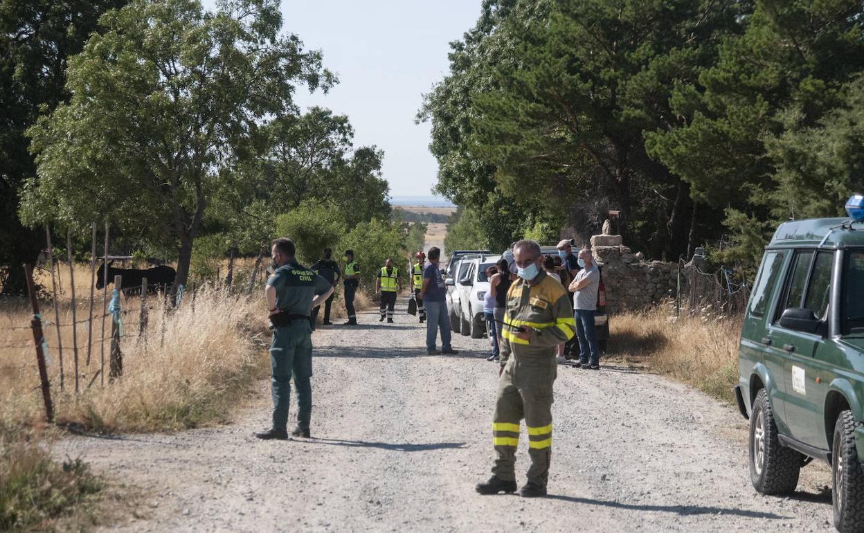 Equipos de extinción de incendios, agentes medioambientales y Guardia Civil en el lugar del incendio sofocado este jueves en Basardilla. 