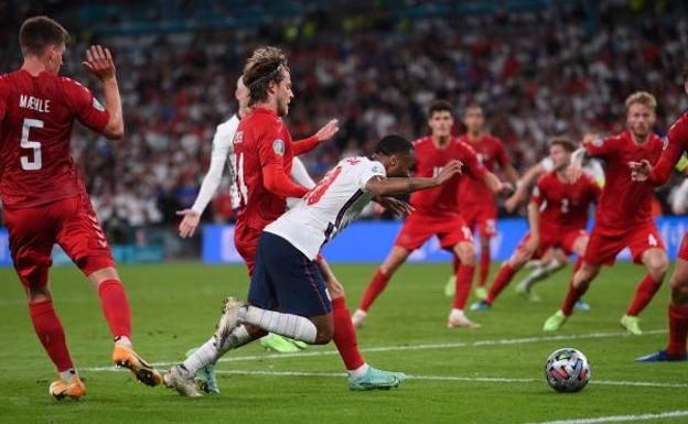 Eurocopa 2020/21: El polémico penalti a Sterling y los dos balones en el campo