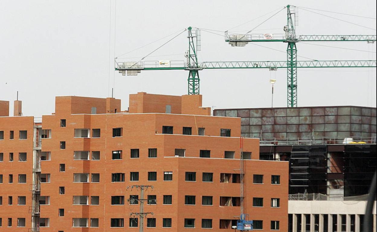 Construcción del barrio de Villa de Prado en el año 2006, con varias grúas.