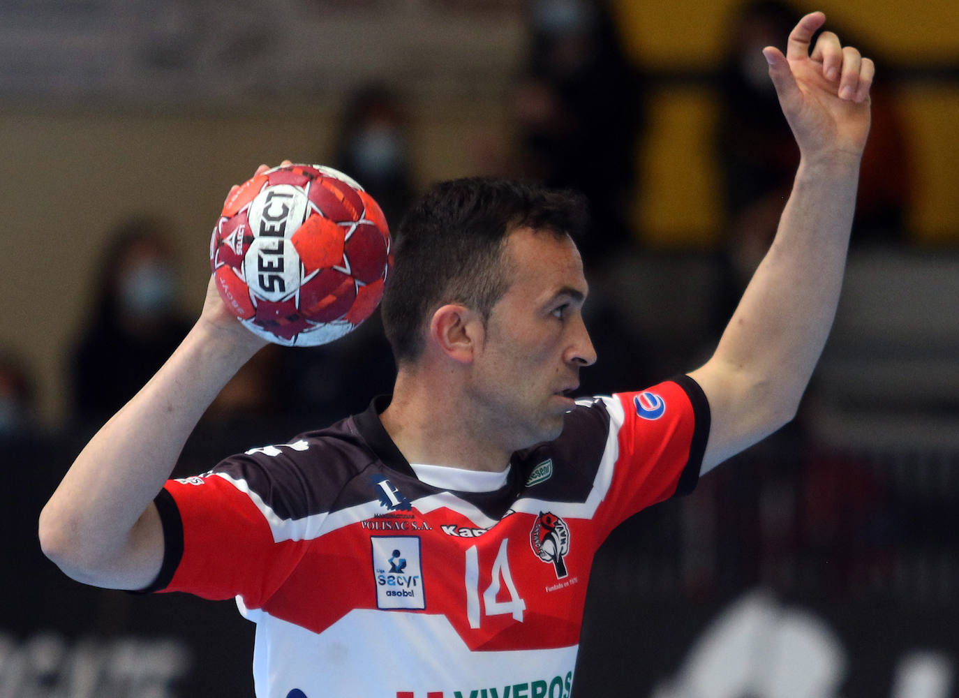 Carlos Villagrán dirige un ataque del Balonmano Nava.