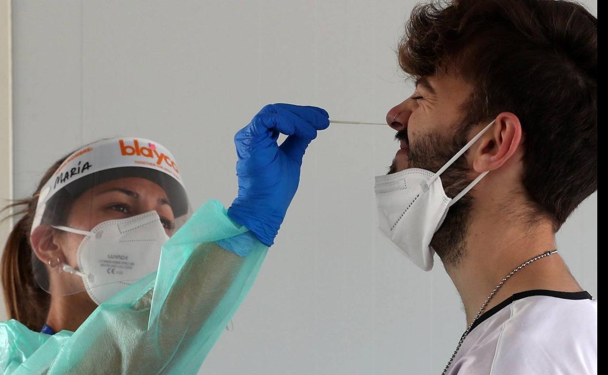 Un joven se somete a una prueba de detección de coronavirus.