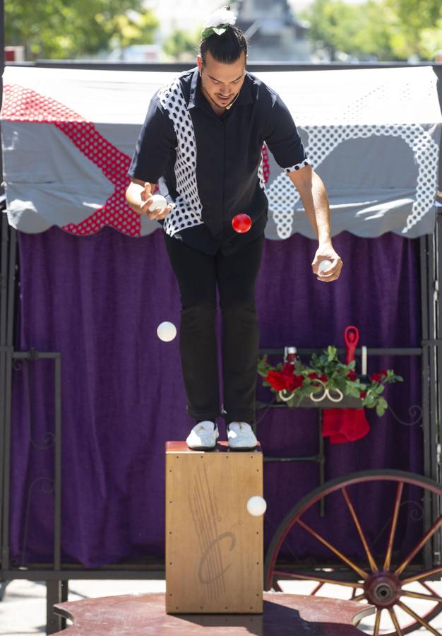 Sin Ojana, de Chicharrón Circo Flamenco, en la acera de Recoletos