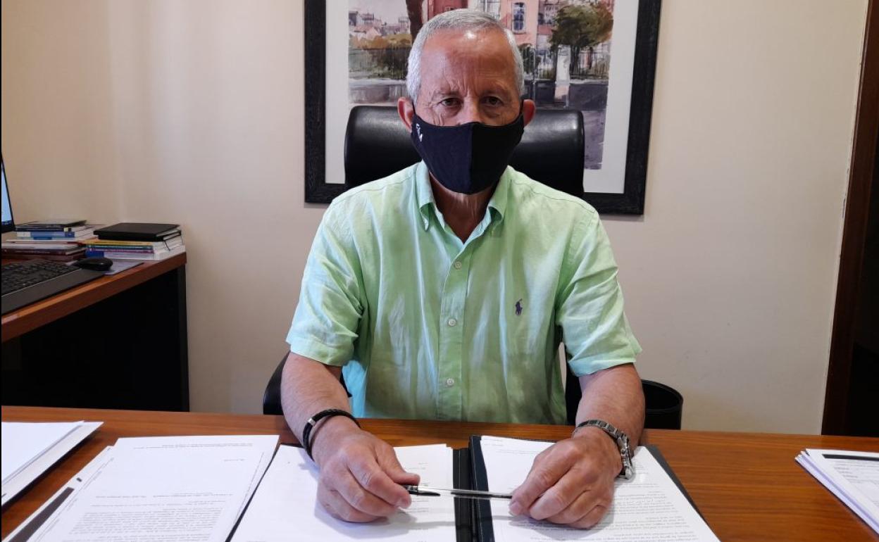 El alcalde de Laguna de Duero, Román Rodríguez, posa con la mascarilla. 