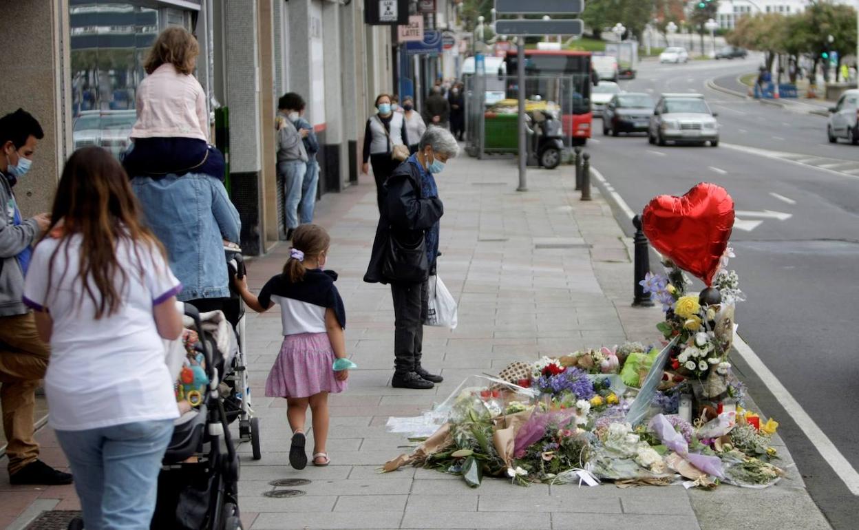 Flores y mensajes en el lugar donde fue asesinado Samuel.