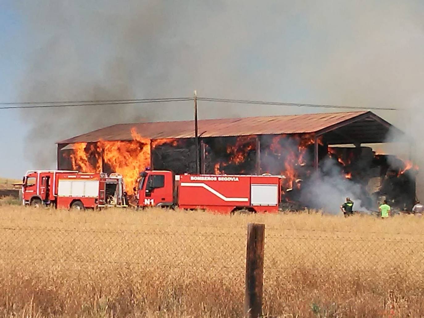 Incendio de la nave con alpacas de paja en su interior, esta mañana, en Etreros.