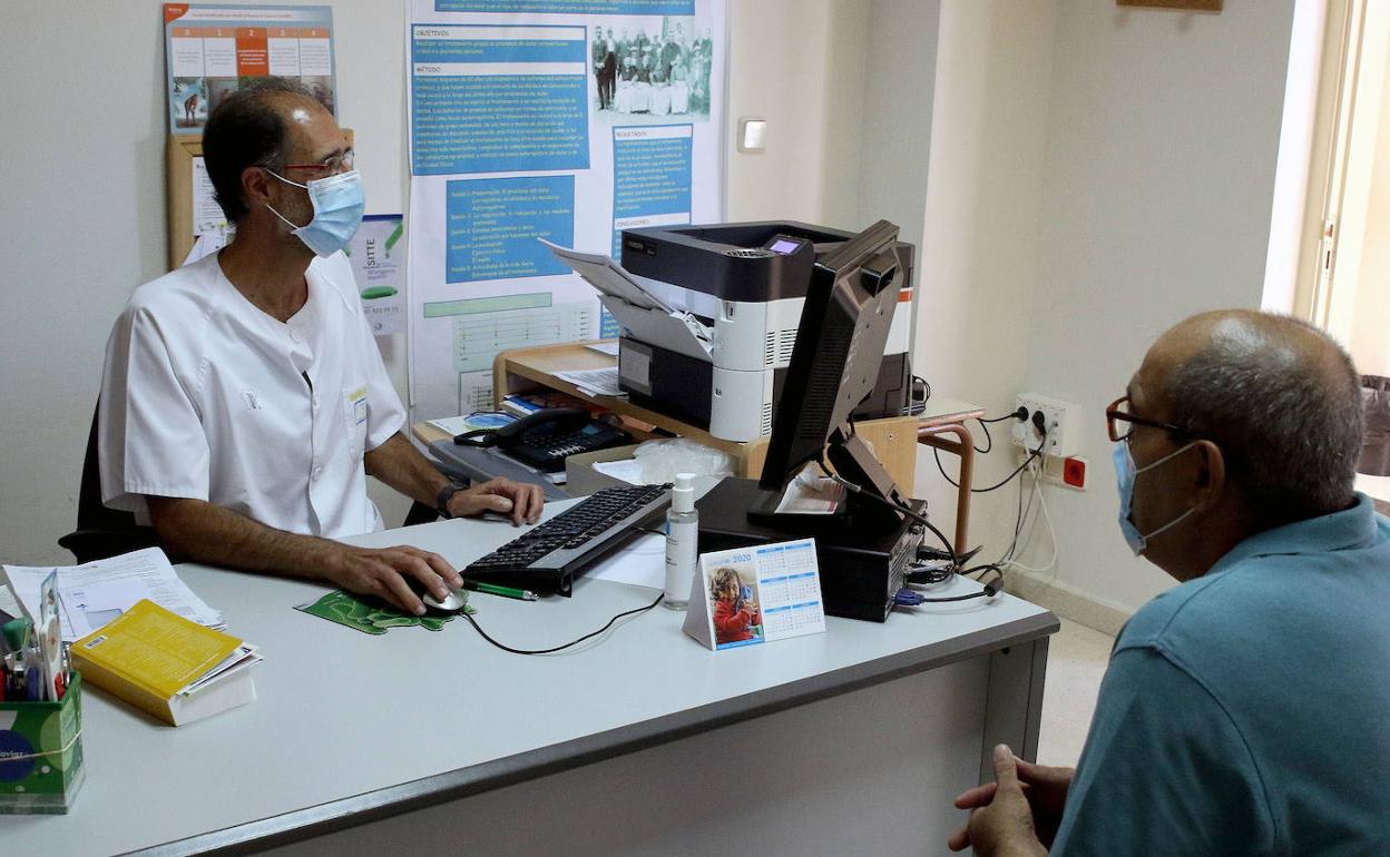 Un médico de familia del centro de salud de Palazuelos de Eresma atiende en la consulta a un paciente durante la pandemia. 