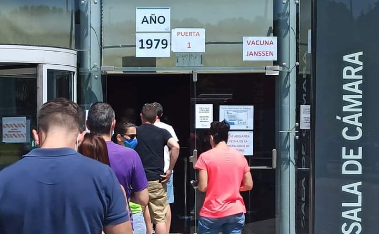 Colas a la entrada del Centro Cultural Miguel Delibes durante la mañana del sábado.