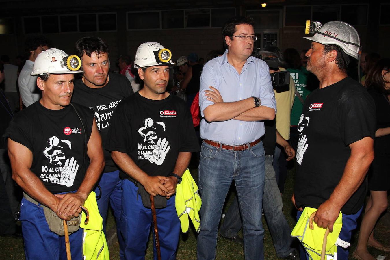 El secretario de Organización del PSOE, Óscar López, conversa con un grupo de mineros de Castilla y León, participantes en la «Marcha del carbón»