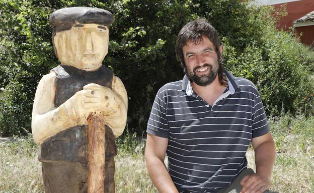 Perote posa junto al Monumento al Campesino, en Piñel de Abajo.