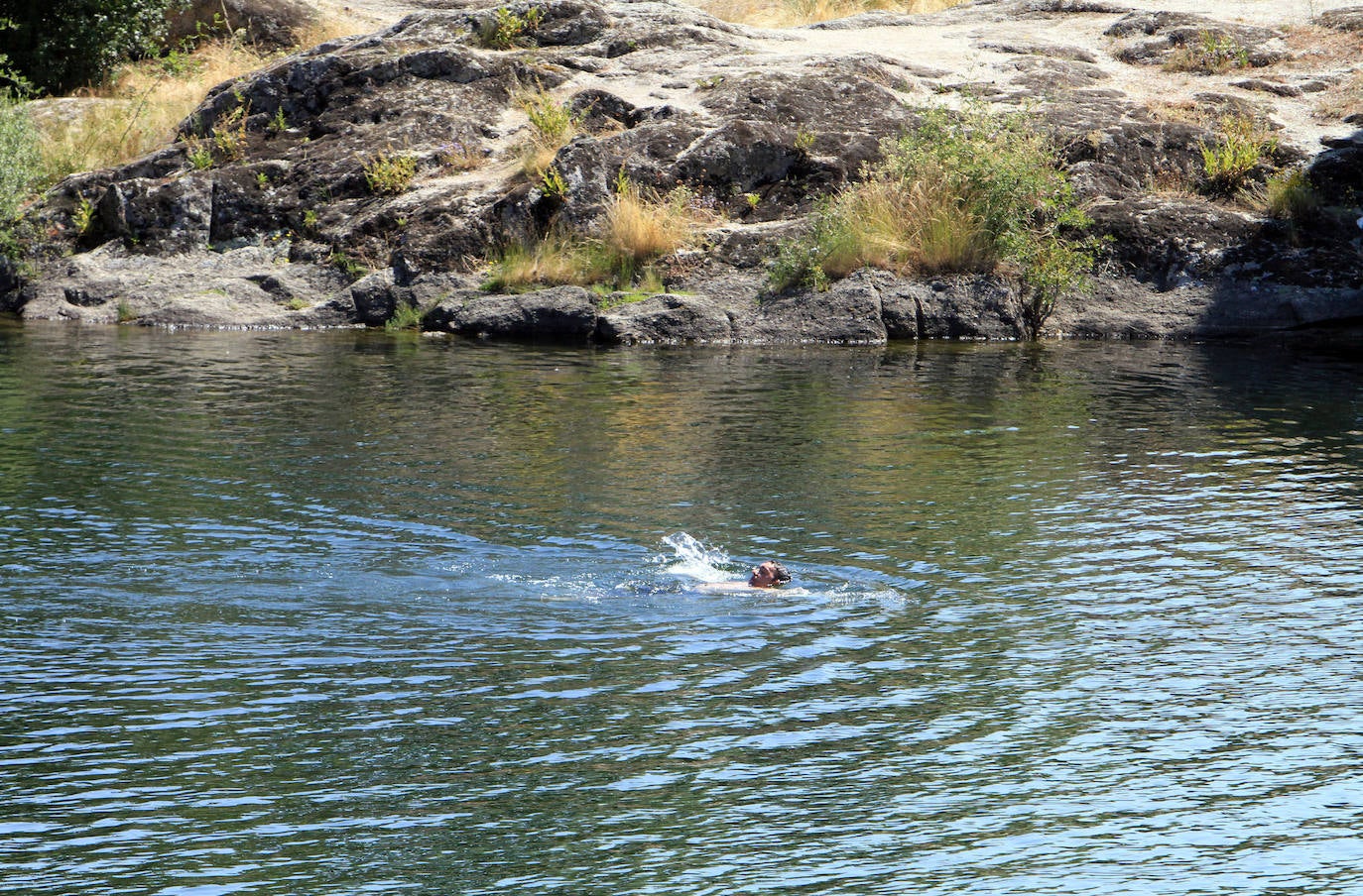 Bañistas en zonas como el Pontón Alto, La Panera o el pantano de Los Ángeles de San Rafael.