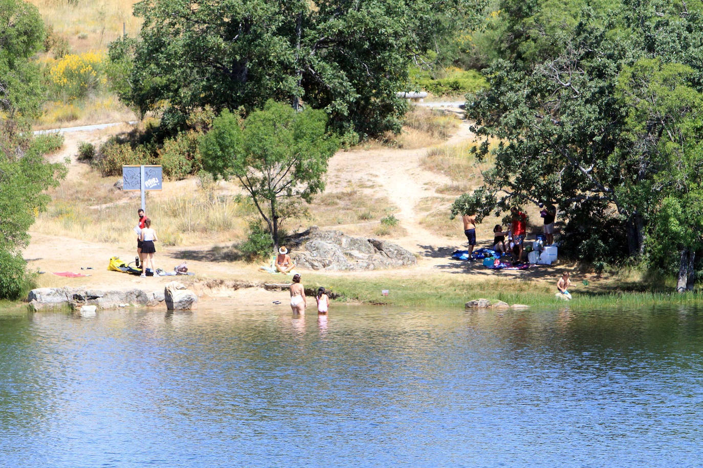 Bañistas en zonas como el Pontón Alto, La Panera o el pantano de Los Ángeles de San Rafael.