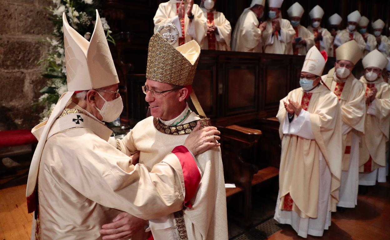El nuevo obispo recibe la felicitación de monseñor Blázquez.