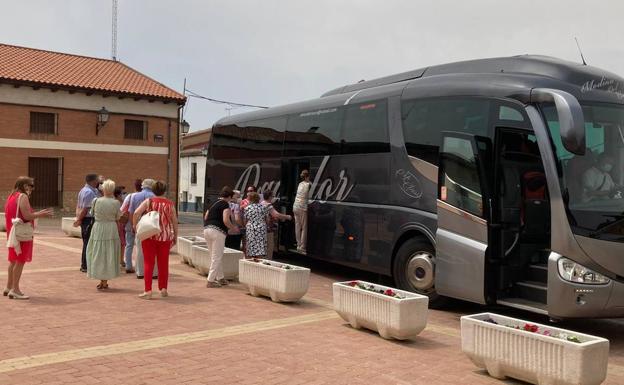 Vecinos de Pollos se dirigen en autobús a la ordenación del obispo.