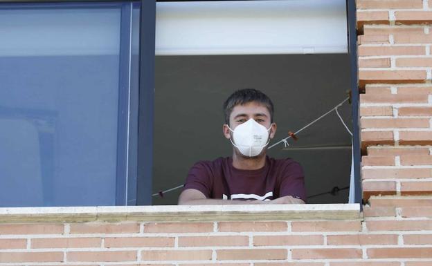 Héctor Sanz, asomado a la ventana de su casa en Peñafiel. 