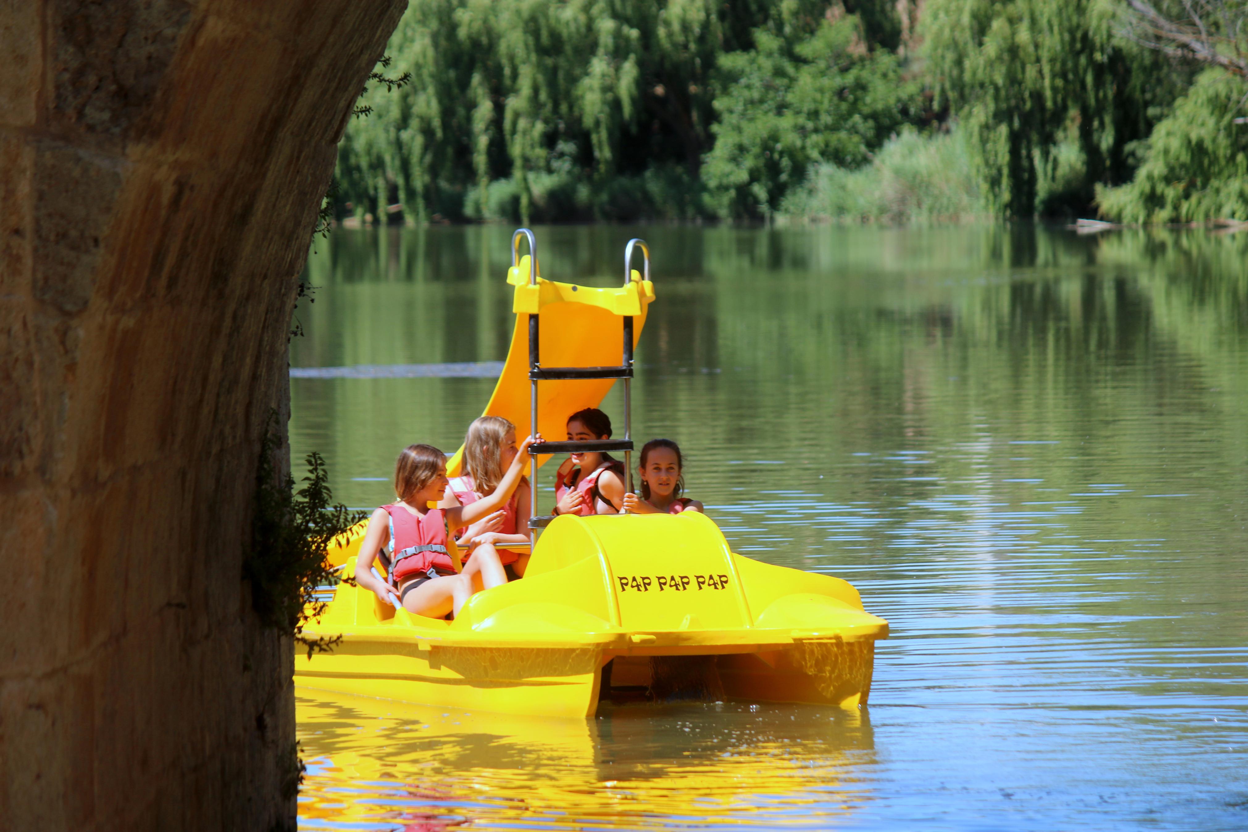 Las piraguas y barcas a pedales son un atractivo más en el Verano Cultural de Torquemada