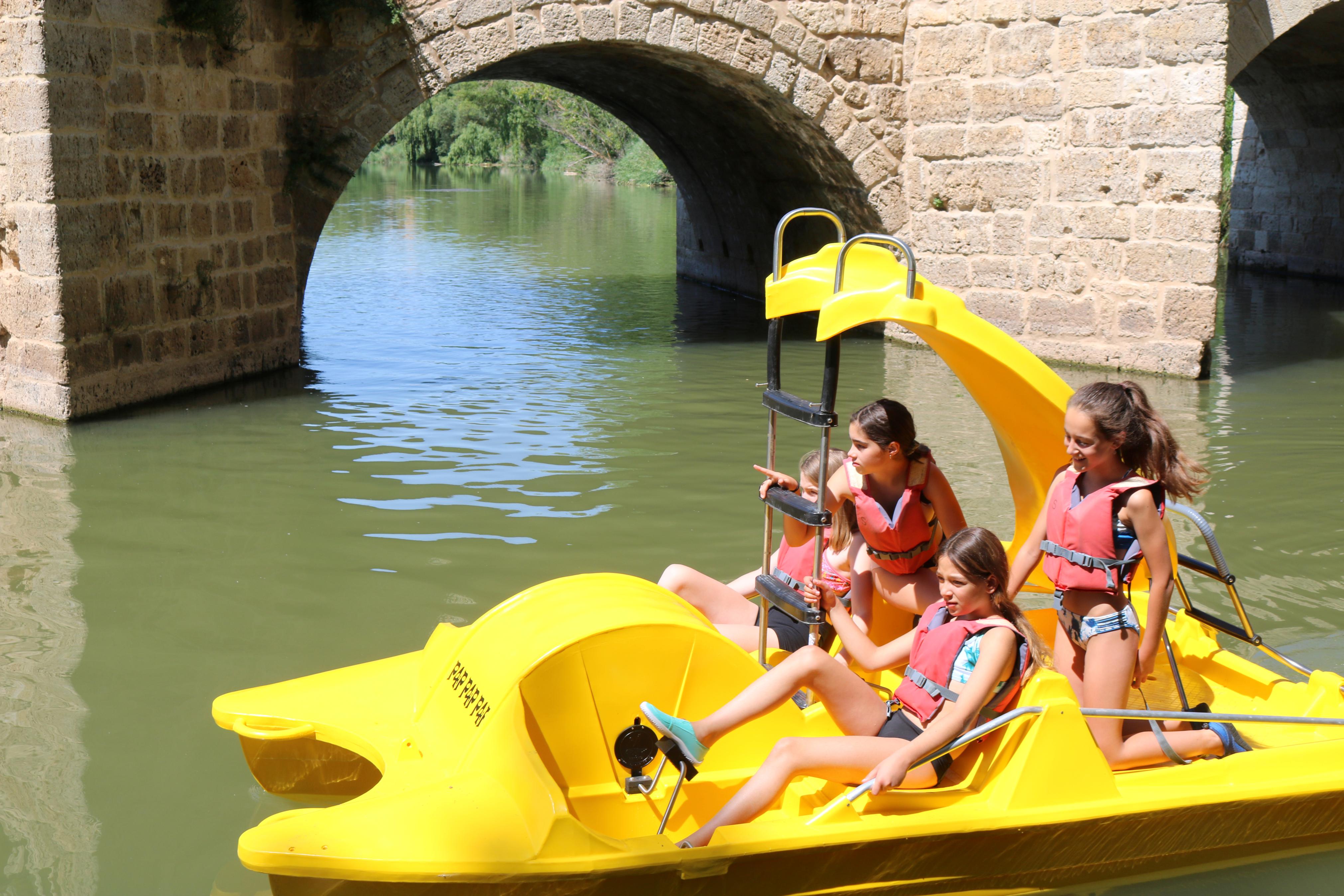 Las piraguas y barcas a pedales son un atractivo más en el Verano Cultural de Torquemada