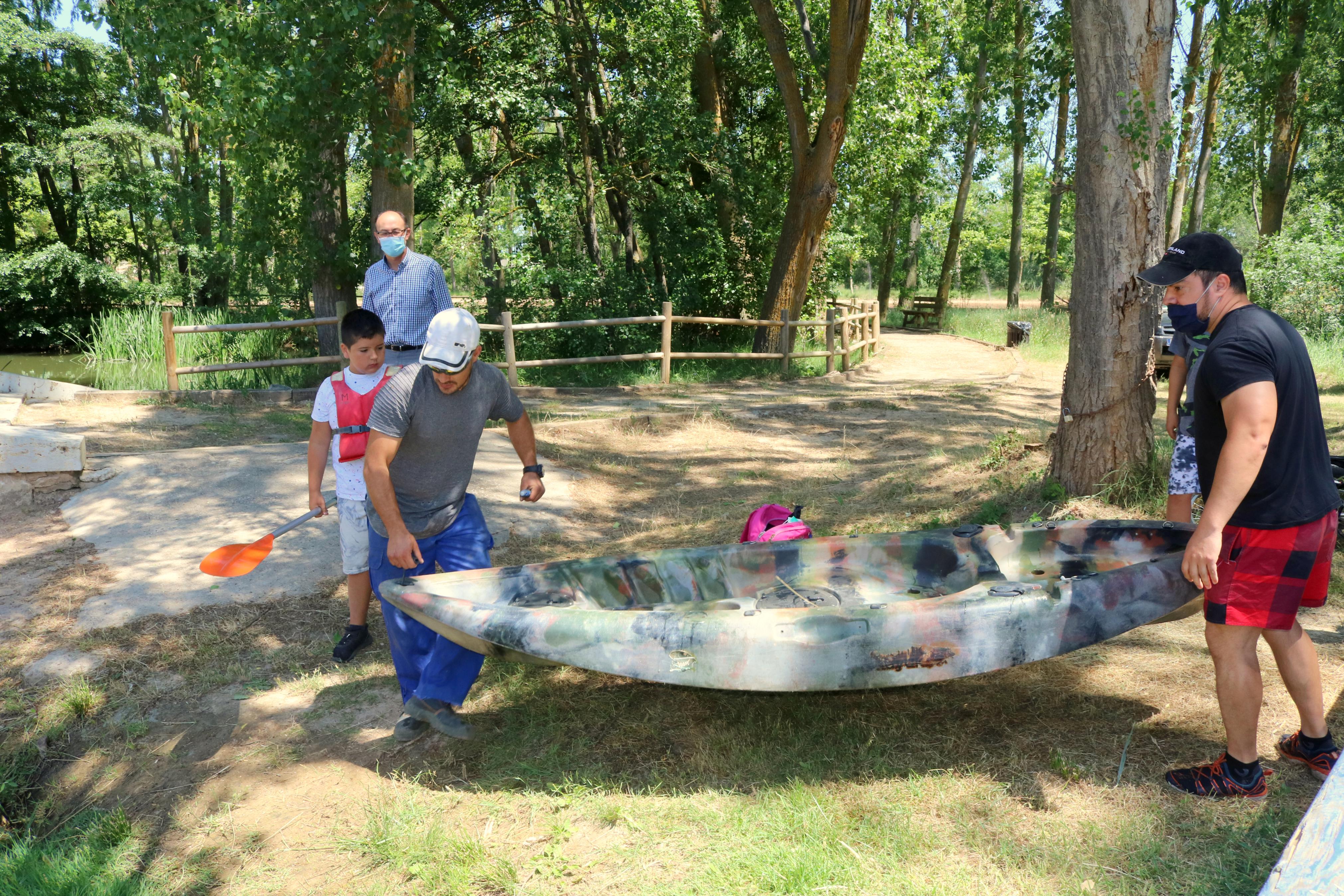 Las piraguas y barcas a pedales son un atractivo más en el Verano Cultural de Torquemada