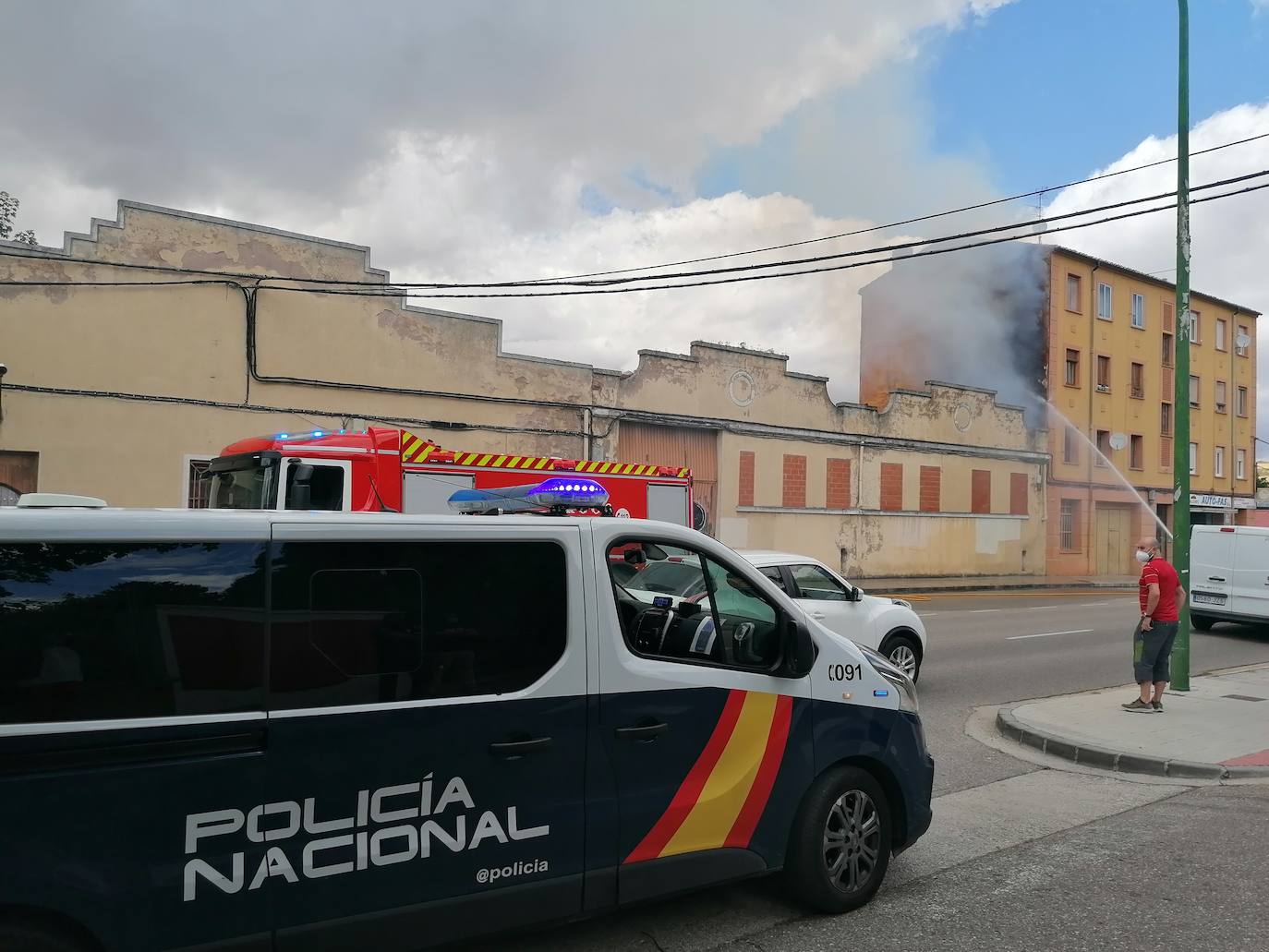 Fotos: El incendio en un solar permite descubrir droga y salvar a varios galgos enjaulados