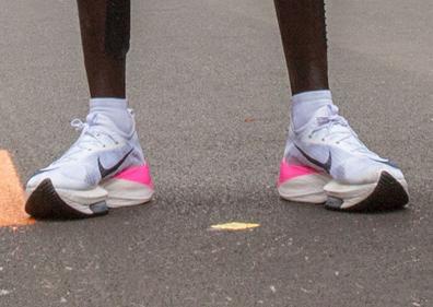 Imagen secundaria 1 - Arriba: El nadador estadounidense Michael Phelps. Abajo-izquierda: Zapatillas Nike Alphafly. Abajo-derecha: El naratoniano Eliud Kipchoge.