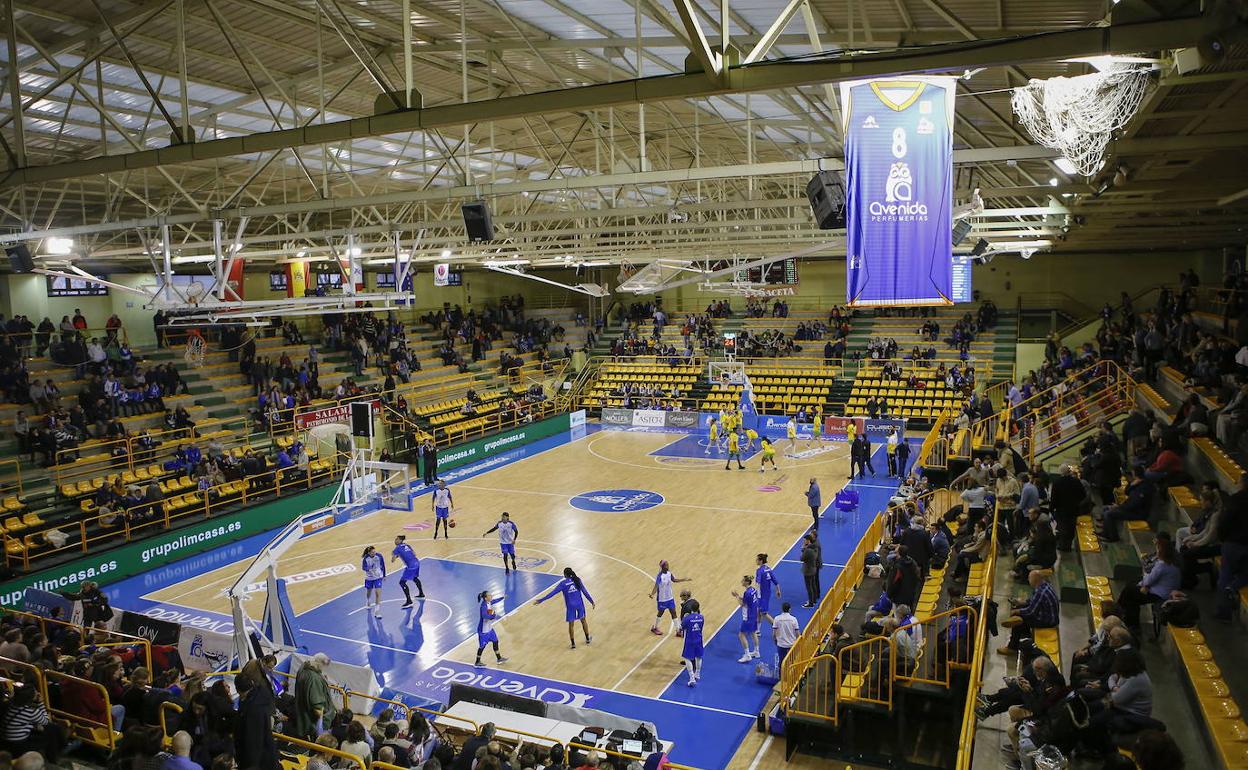 Perfumerías Avenida jugando en el pabellón Würzburg 