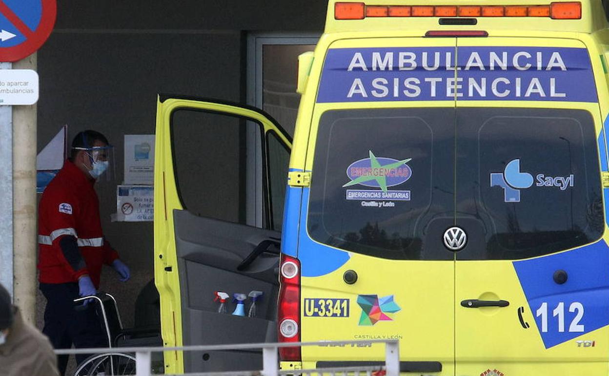 Ambulancia en la entrada de Urgencias del Hospital de Segovia, al que han sido trasladados los heridos. 