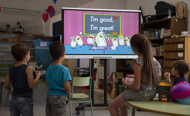 Varios niños observan una pizarra en inglés en el colegio Allúe Morer. 