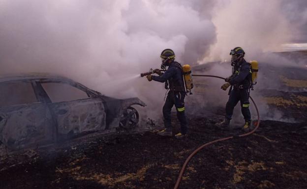 Imagen principal - Los bomberos sofocan un incen dio en Fuensaldaña (foto 1) y otro en Berrueces (2 y 3).